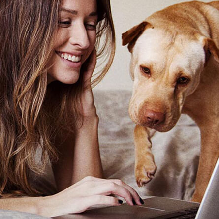 žena i pas gledaju u računalo